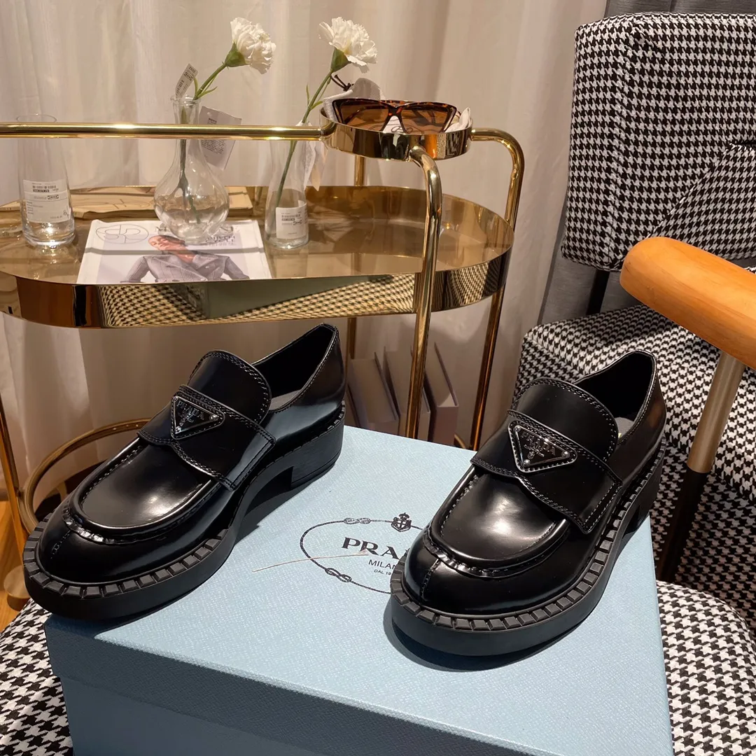 👟👟Ex-factory price 480👟👟 Women's shoes women's clothing ss23 Prada Prada ✨ 💥The T-stage catwalk model "Dream Never Sleeps" can be used on important occasions. It has an aristocratic feel and is perfect on the feet💃💃The entire series is full of exciting and unexpected combinations of elements, with a strong artistic flavor, allowing you to appreciate the ever-changing style of Prada girls. 1⃣ Upper: cowhide with open edge beads/patent leather 2⃣ Lining: imported sheepskin 3⃣ Outsole: lightweight foam outsole Size 35M-40M